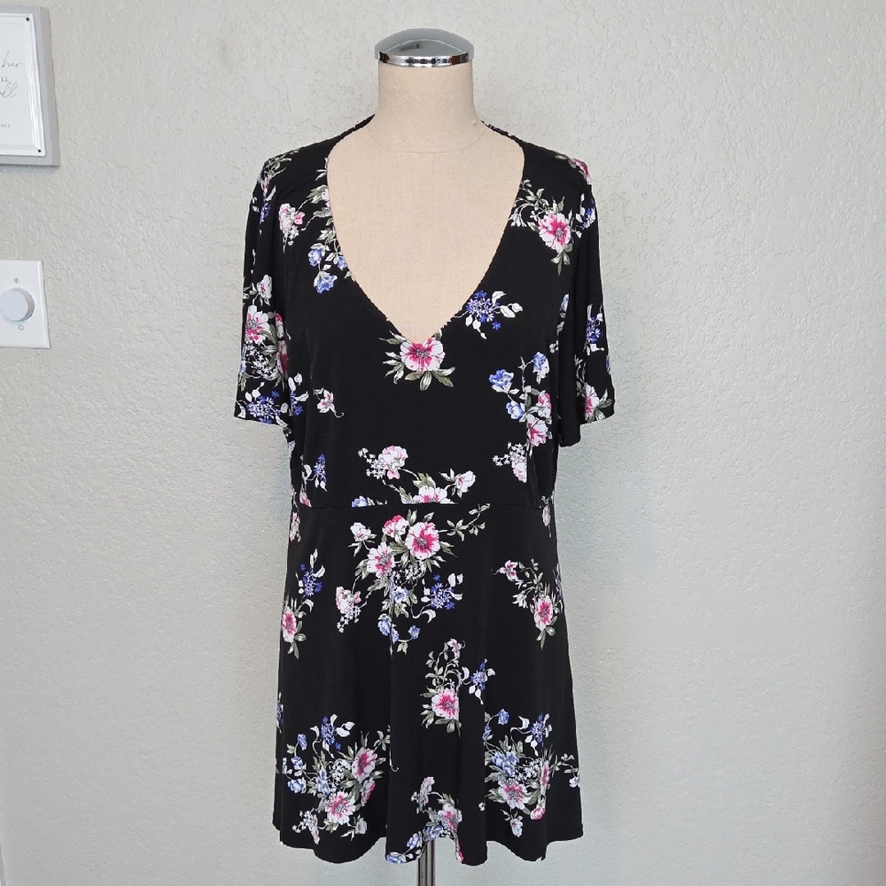 Torrid Black Floral V-Neck Tunic with Pink and Blue Blooms Size 1